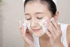 Nên chọn sữa rửa mặt dạng gel hay dạng kem?