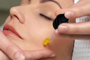 KEM GIỮ ẨM CHO DA THEO MÙA - CÁCH CHĂM SÓC DA THÔNG MINH VÀ HIỆU QUẢ