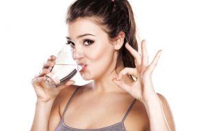 BẠN ĐANG SAI LẦM NẾU TIN RẰNG UỐNG NHIỀU NƯỚC LÀ CÁCH LÀM ĐẸP DA HỮU HIỆU
