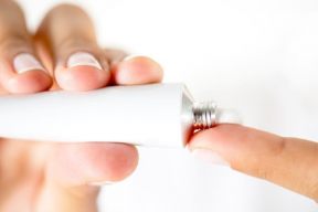 Các sản phẩm trị mụn tại chỗ có thể gây ra các tác dụng phụ gì?