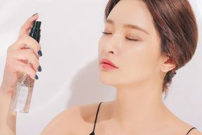 XỊT KHOÁNG VÀ NƯỚC HOA HỒNG CÓ GÌ KHÁC NHAU?