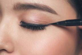 LÀM SAO ĐỂ GIỮ ĐƯỜNG EYELINER LÂU TRÔI CHO MÍ MẮT DẦU?