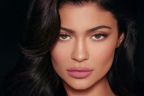CÁCH TRANG ĐIỂM NHƯ KYLIE JENNER ĐỂ CÓ ĐÔI MÔI MỌNG GỢI CẢM