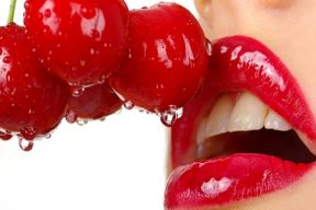 BẠN CÓ ĐANG MẮC NHỮNG SAI LẦM NÀY KHI CHĂM SÓC ĐÔI MÔI CỦA MÌNH?