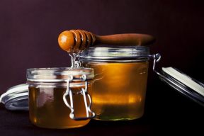 KHÔNG CHỈ LÀM SON DƯỠNG, DẦU XẢ, MẬT ONG CÒN MANG TỚI CÁC LỢI ÍCH NÀY