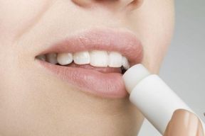 Mách chị em bí kíp chọn son dưỡng môi tốt