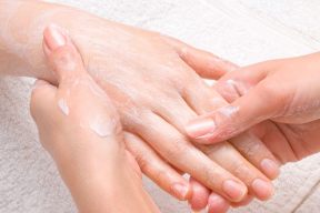 5 lí do khiến da tay chân bị khô ráp nứt nẻ mà có thể bạn chưa biết!
