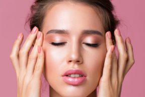 Top 5 Kem Nền Cho Da Khô Giúp Lớp Trang Điểm Mịn Màng, Căng Bóng