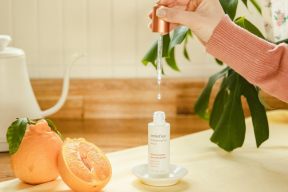 KẾT HỢP VITAMIN C VÀ KEM CHỐNG NẮNG - CÁCH BẢO VỆ LÀN DA TOÀN DIỆN