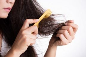 RỤNG TÓC NGHIÊM TRỌNG MÙA GIÃN CÁCH, BẠN ĐÃ BIẾT NGUYÊN NHÂN VÀ CÁCH KHẮC PHỤC?