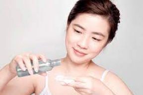 DA DẦU MỤN NÊN DÙNG TONER HAY NƯỚC HOA HỒNG?