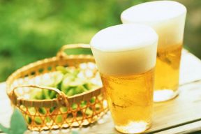 5 CÔNG THỨC LÀM ĐẸP BẰNG BIA VÀ TRẢI NGHIỆM 7 NGÀY RỬA MẶT VỚI BIA