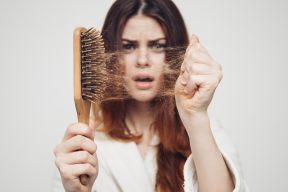 NGUYÊN NHÂN GÂY RỤNG TÓC Ở NỮ GIỚI VÀ 5 LOẠI THỰC PHẨM GIÚP TÓC DÀY MƯỢT