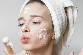 Da sẽ tổn thương và lão hóa không phanh khi các chị em vẫn mãi mắc 4 sai lầm này khi tẩy da chết
