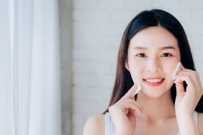 3 TÁC DỤNG CỦA VIỆC RỬA MẶT BẰNG NƯỚC MUỐI SINH LÝ