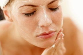 TẨY DA CHẾT ĐÚNG CÁCH CHO DA DẦU MỤN