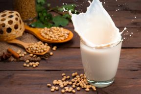 UỐNG SỮA ĐẬU NÀNH CÓ TĂNG VÒNG 1 KHÔNG?