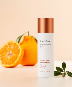 Nước Hoa Hồng Trắng Da Se Khít Lỗ Chân Lông Innisfree Brightening Pore Skin ( Mẫu Mới )