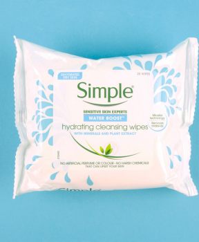 Khăn Giấy Tẩy Trang Simple Làm Sạch, Dưỡng Ẩm Da 25 Miếng Water Boost Hydrating Cleansing Wipes