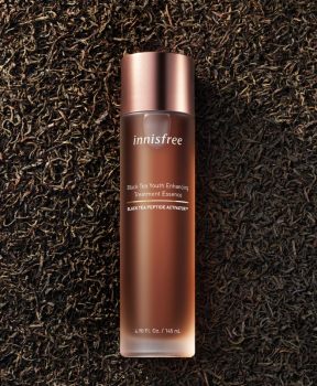 Nước dưỡng ngăn ngừa lão hóa từ trà đen innisfree Black tea Youth Enhancing Treatment Essence 145 mL